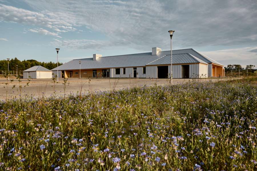 Die Pfannenbleche des Jordbærmarken schaffen ländliche Atmosphäre und inspirieren zur Naturfreude, Børnehuset Jordbærmarken, Rodskovvej 59, 8543 Hornslet